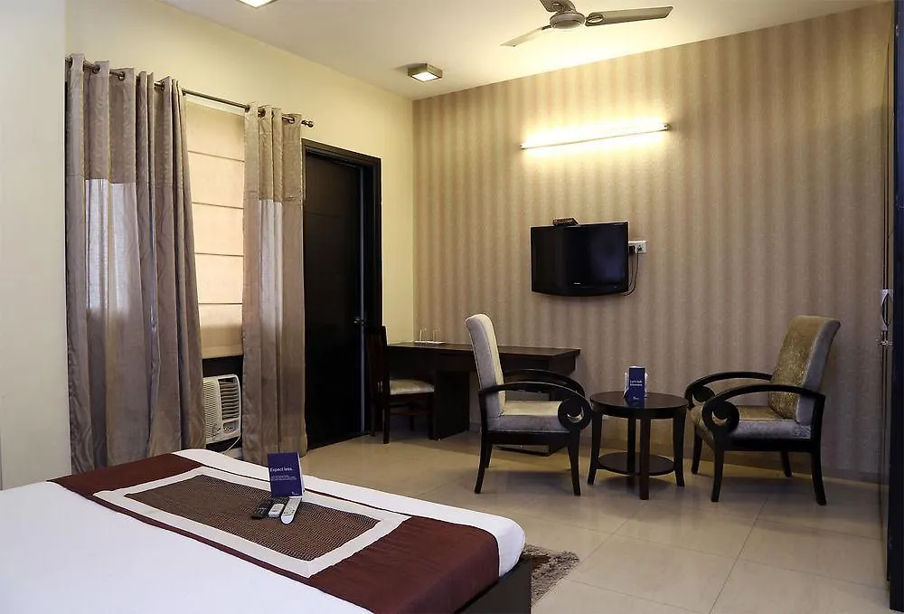 Fabhotel Cyber Park Gurgaon 4*,
